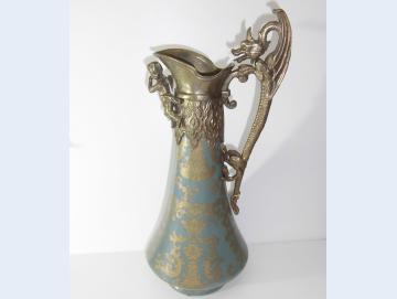 Karaffe aus Keramik mit Bronze verziert