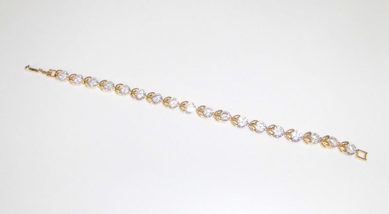 Armband Edelstahl vergoldet mit weißen Swarovski Kristallen besetzt