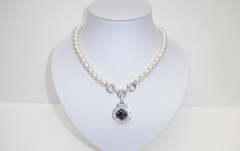 Halskette Perlenkette mit Kristall besetztem Anhänger