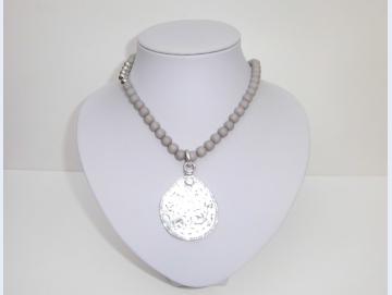 Halskette mit grauen Perlen und einem silberfarbigen schmucken Anhänger 84 cm lang
