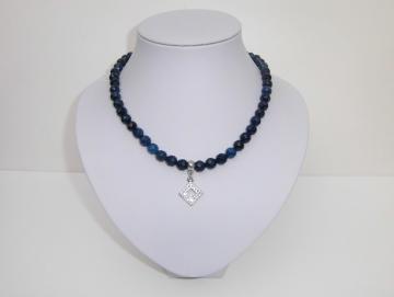 Halskette mit blauen facettierten Glas Perlen und Kristall besetztem Anhänger