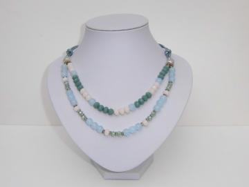 Halskette mit grünen weißen und hellblauen Glas Perlen