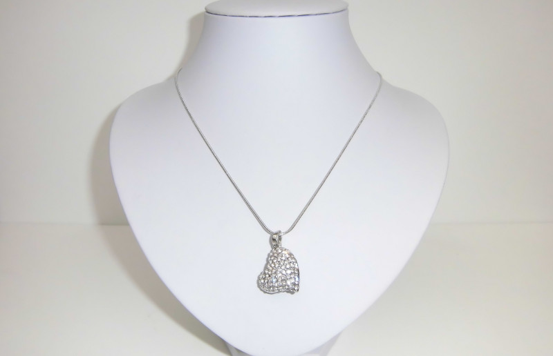 Halskette mit Kristall besetztem Herz 47 cm lang
