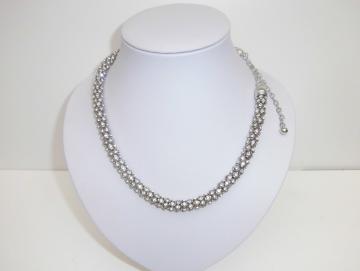 Halskette rundum mit weißen Kristallen besetzt