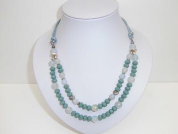 Halskette mit grünen und weißen Glasperlen