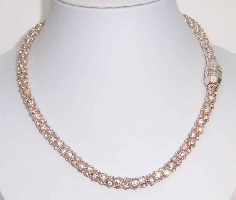 Halskette Collier goldfarbig rundum mit weißen Kristallen besetzt mit Magnetverschluss 48 cm lang