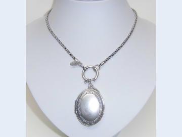 Halskette mit verziertem Medaillon Altsilber 80 cm lang