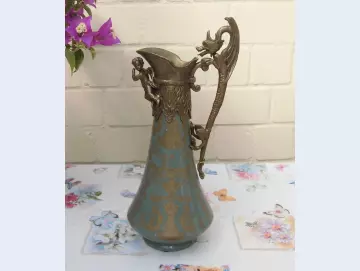 Karaffe aus Keramik mit Bronze Engel und Drachen verziert